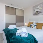 Modern 1 Bedroom Apartment , Centre, 250M Beach Iberest
